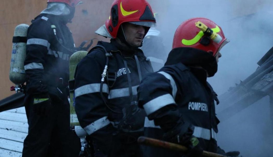 Constanţa. Incendiu la uscătorul unui bloc; o femeie intoxicată cu fum, o alta cu atac de panică