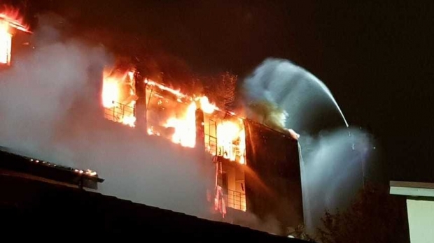 Pompierul rănit în incendiul devastator de ieri va fi operat! - incendiubloc22851500-1536479536.jpg