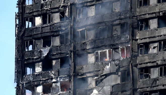 Incendiu devastator într-un bloc-turn  din Londra.  