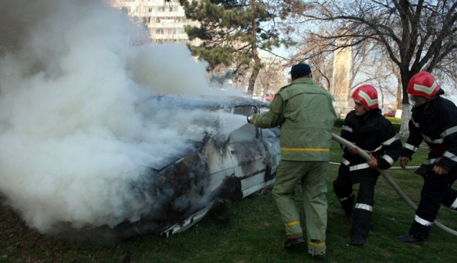 Pericol de explozie, la o benzinărie din Constanța. Trei mașini au ars, pompierii și polițiștii se contrazic în declarații - incendiubuna-1461173172.jpg