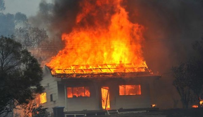 Casă distrusă de un incendiu, la Valu lui Traian - incendiucasa-1331724820.jpg