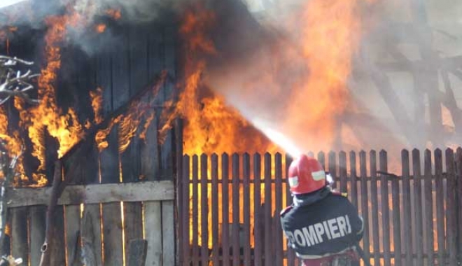 Bărbat mort, după ce ar fi incendiat casa în care stătea cu mama sa - incendiucasa-1516348997.jpg