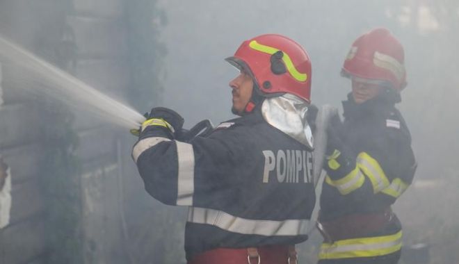 INCENDIU PUTERNIC LA CONSTANŢA! Ard un garaj, o vopsitorie auto şi un autoturism! Un bărbat a suferit arsuri - incendiucasaabandonataconstan170-1707382410.jpg