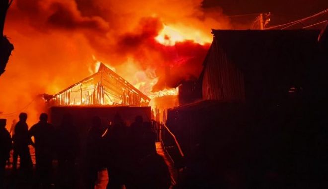 O pensiune a ars în totalitate: 30 de turiști au fost evacuați - incendiucasaflacaripompieri768x3-1655534175.jpg
