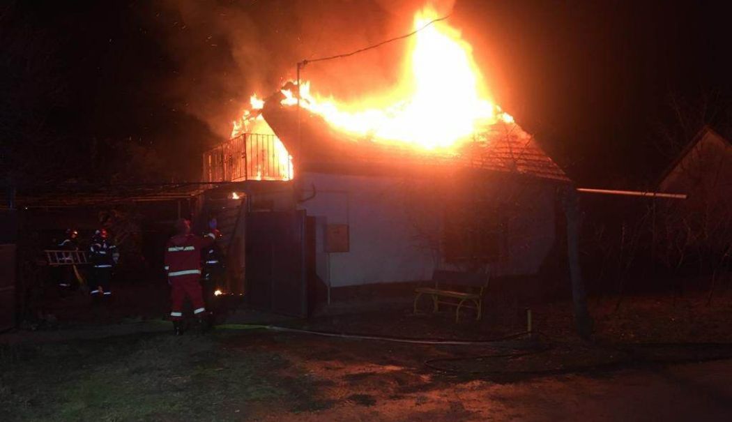 Incendiu puternic la o casă în Mangalia. O persoană a fost găsită carbonizată