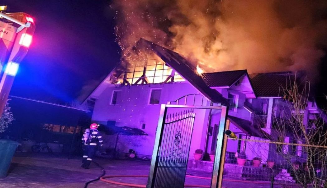 O casă a luat foc la Medgidia. Femeie cu atac de panică a ajuns la spital