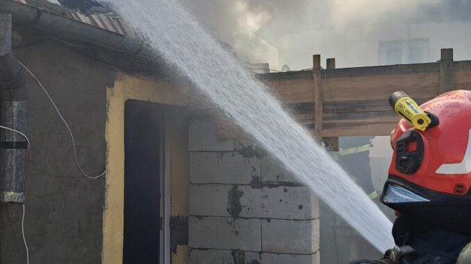 Incendiu la o casă de pe strada Răzoare, din Constanța. Pompierii constănțeni au intervenit pentru stingerea incendiului - incendiucasarachita678x381-1739007242.jpg