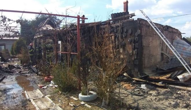Rămași pe drumuri! Casa unei familii cu patru copii, distrusă într-un incendiu - incendiucobadinsursaisudobrogea1-1595948506.jpg