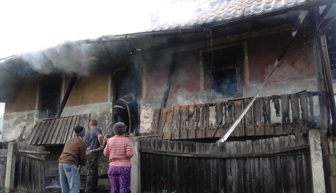 INCENDIU DEVASTATOR. TREI CASE, MISTUITE DE FLĂCĂRI - incendiucomanestisuceava3-1492933547.jpg