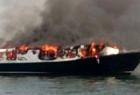 Incendiu de Anul Nou, pe o navă cu o sută de pasageri la bord - incendiudeanulnou-1483347482.jpg