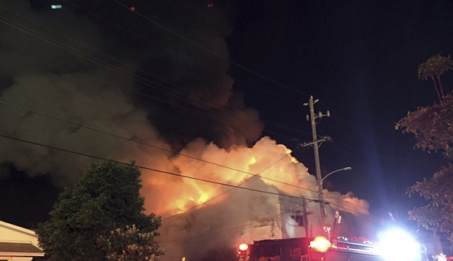 Incendiu devastator! O hală cu bărci și motoare a ars în totalitate - incendiudepozit-1480868034.jpg