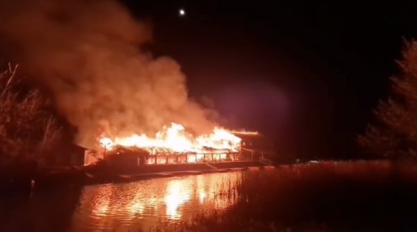 O pensiune din Delta Dunării a luat foc. Şapte turişti au reuşit să se autoevacuze - incendiudevastatorpensiunedeltad-1668151980.jpg