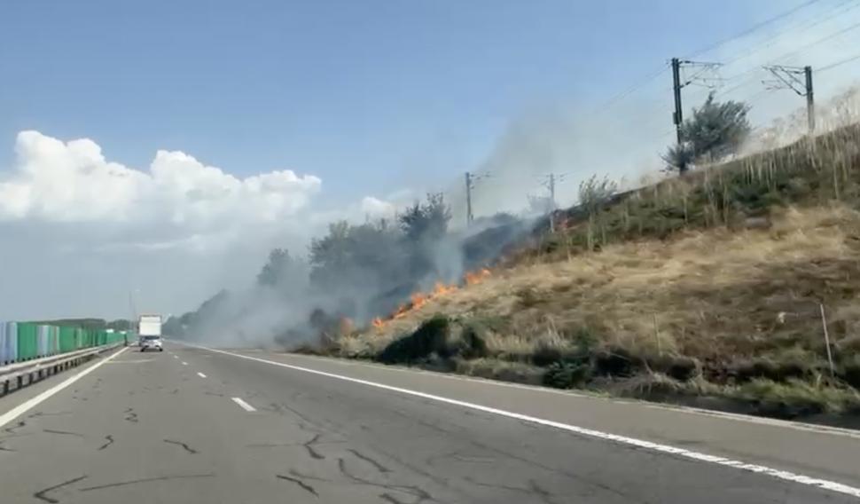 UPDATE Incendiul a fost stins și s-a dat drumul la circulația feroviară oprită între Dunărea și Cernavodă Pod