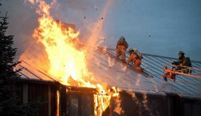 O fabrică de mobilă din țară, distrusă într-un incendiu puternic - incendiuf-1632043679.jpg