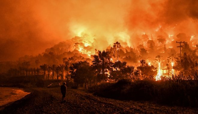 Noapte grea pentru pompierii greci. Incendiile le amenință casele - incendiugrecia-1658299349.jpg