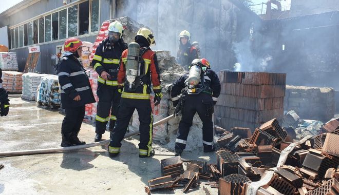 Incendiu violent într-o hală cu materiale de construcție. Cum au fost avertizați constănțenii - incendiuhala1sursaisudobrogea1-1590328216.jpg