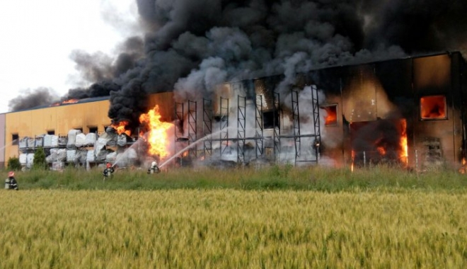 UPDATE. INCENDIU PUTERNIC LA O FABRICĂ DE ÎNCĂLȚĂMINTE. UN POMPIER ȘI-A PIERDUT VIAȚA - incendiuimg860966234200-1465194567.jpg