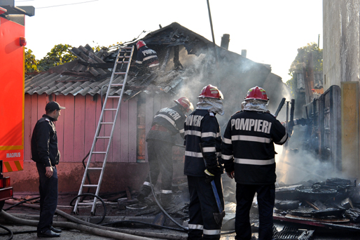 Tragedie: copil de doi ani ars de viu, sora lui, de un an, în stare critică la spital. Mama era la plimbare - incendiuinconstanta1-1387122710.jpg