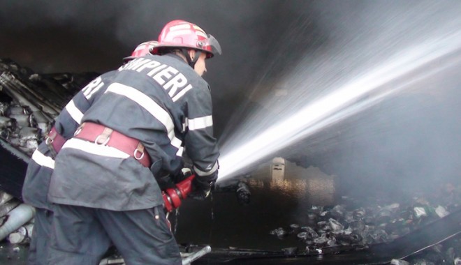 UPDATE - INCENDIU VIOLENT ÎN CONSTANȚA! 19 APARTAMENTE AU ARS DIN TEMELII - incendiuineforiesud1392228724-1392548177.jpg
