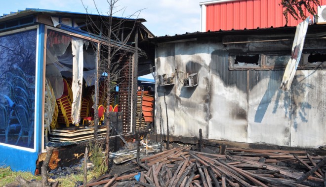 Club incendiat în stațiunea Mamaia - incendiukamys10-1318178865.jpg