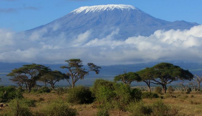 Un nou incendiu de vegetaţie a izbucnit pe cel mai înalt munte din Africa, Kilimanjaro - incendiukilimanjaro-1667225973.jpg