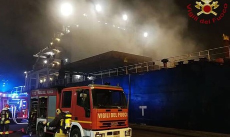 Incendiu la bordul unui cargou încărcat cu cărbuni - incendiulabordulunuicargou-1522397467.jpg