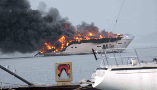 Incendiul a distrus un yacht de lux - incendiuladistrusunyacht-1453459345.jpg