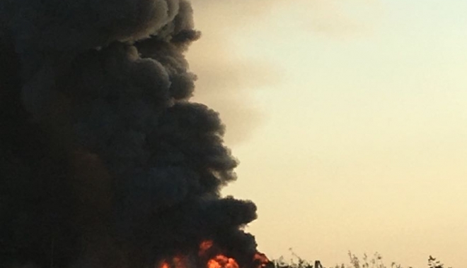 Incendiul de la Balotești nu a fost stins nici după 12 ore - incendiuldelabalotesti-1498627102.jpg