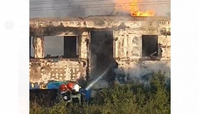 Un tren de călători a fost mistuit de flăcări. Pasagerii au fost salvați în ultima clipă - incendiulocomotivatren-1693570803.jpg