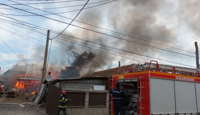 GALERIE FOTO. Incendiu la un depozit de mobilă, în judeţul Constanţa - incendiulumina-1647601647.jpg