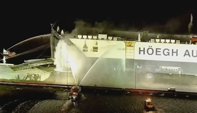 Incendiu major pe o navă cu autovehicule. Opt pompieri răniți de o explozie - incendiumajorpeonavacuautovehicu-1591612824.jpg