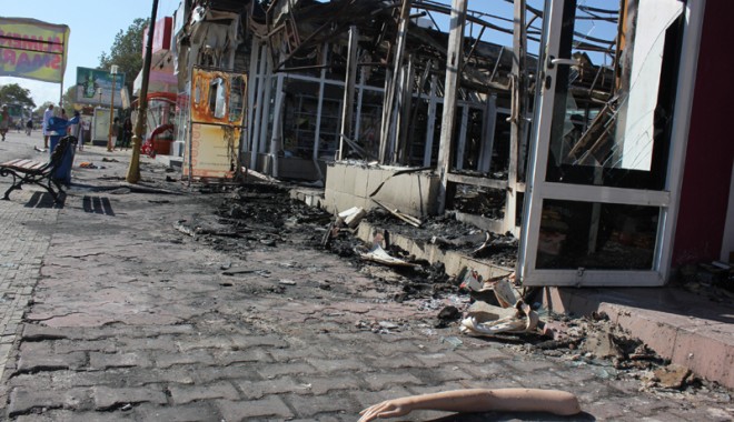 IMAGINILE INCENDIULUI DEVASTATOR DIN MAMAIA / O femeie a ars de vie și șapte magazine au fost distruse - incendiumamaia10-1347303654.jpg