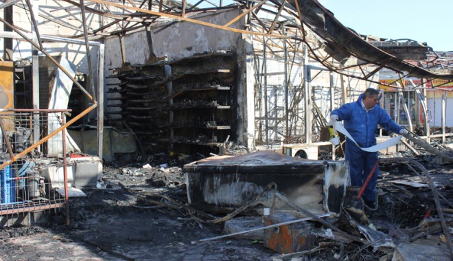 IMAGINILE INCENDIULUI DEVASTATOR DIN MAMAIA / O femeie a ars de vie și șapte magazine au fost distruse - incendiumamaia3-1347303575.jpg
