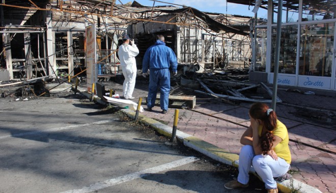 IMAGINILE INCENDIULUI DEVASTATOR DIN MAMAIA / O femeie a ars de vie și șapte magazine au fost distruse - incendiumamaia6-1347303607.jpg