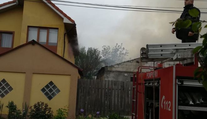 Incendiu puternic la Mangalia. Există pericolul ca focul să se extindă la mai multe case! - incendiumangalia-1557470431.jpg