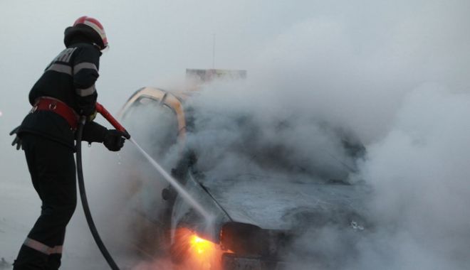 Pericol într-o benzinărie, după ce o mașină a luat foc - incendiumasina-1523516583.jpg