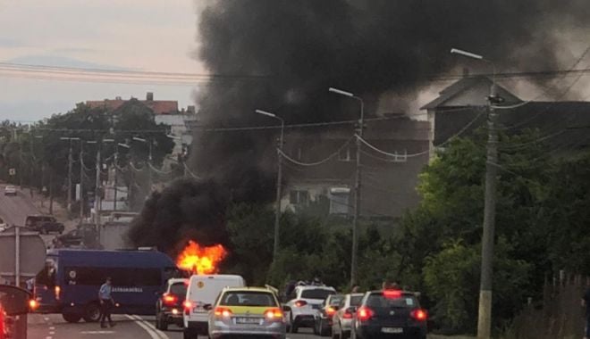 Mașină ÎN FLĂCĂRI, la Agigea: PORTBAGAJUL ERA PLIN CU ARTIFICII! - incendiumasina-1625383691.jpg
