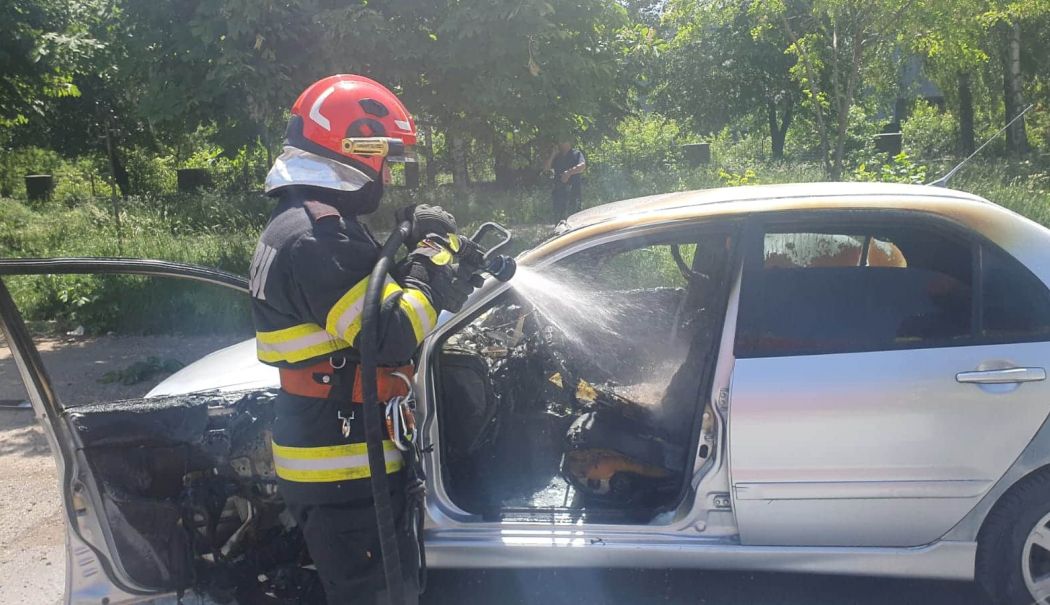 Un autoturism a luat foc în localitatea Crucea. A ars compartimentul motor - incendiumasina-1723215787.jpeg
