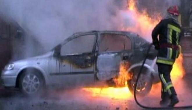 INCENDIU LA UN AUTOTURISM pe strada Țepeș Vodă - incendiumasina2014103015-1491041557.jpg