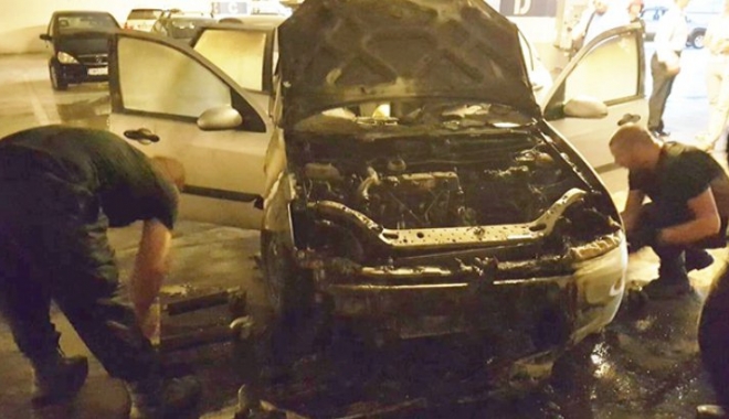Mașină făcută scrum, în parcare, la mall - incendiumasinaparcaremalltimisoa-1468155185.jpg