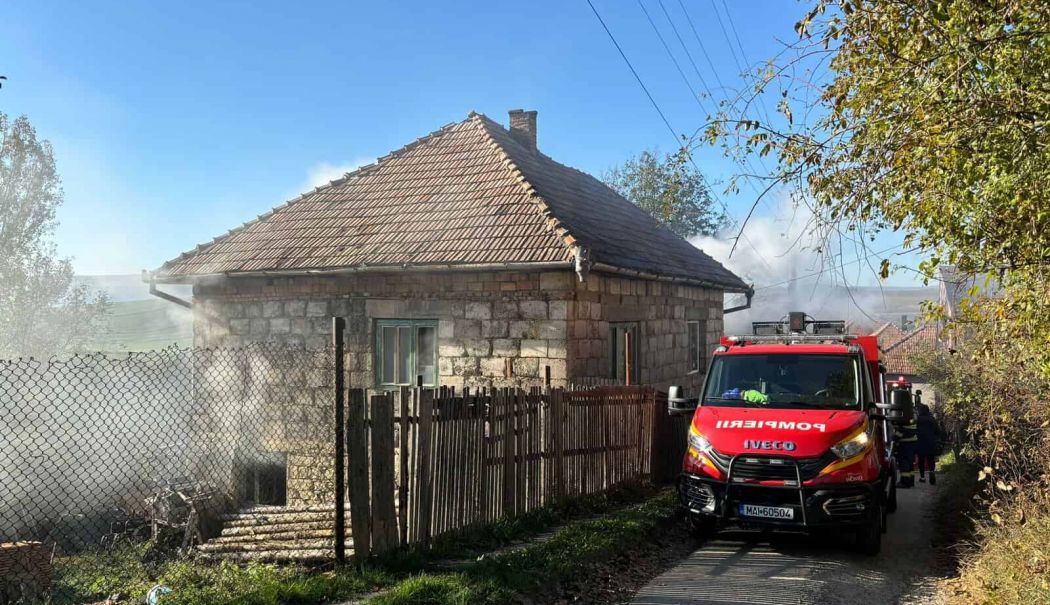 Femeie găsită carbonizată în casă, iar fata ei are arsuri pe față