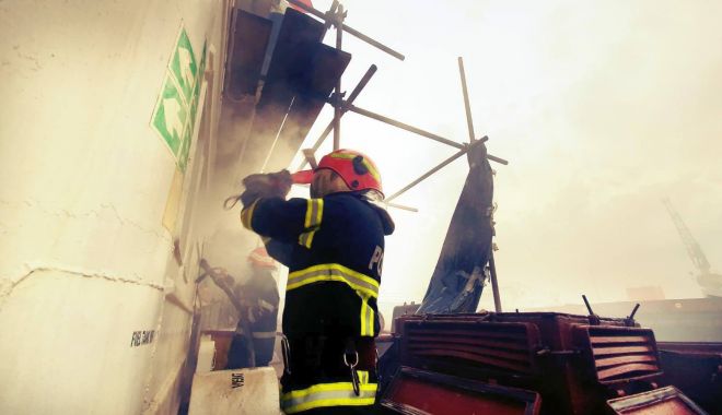 Incendiu în portul Midia. Pompierii s-au luptat mai bine de opt ore cu flăcările! - incendiumidiasursaisudobrogea-1589987457.jpg