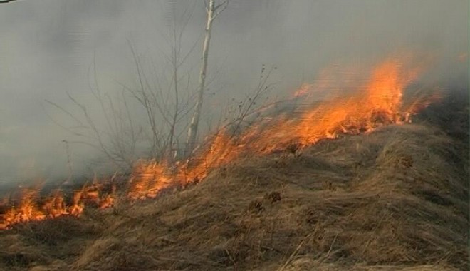 Un incendiu de vegetație îngreunează circulația rutieră în apropiere de Poarta Albă - incendiumiriste-1317995488.jpg