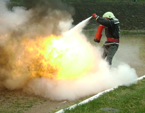 Un tânăr a ars de viu după ce a intrat cu motoscuterul sub roțile unui tir - incendiumotoscuter-1309565554.jpg