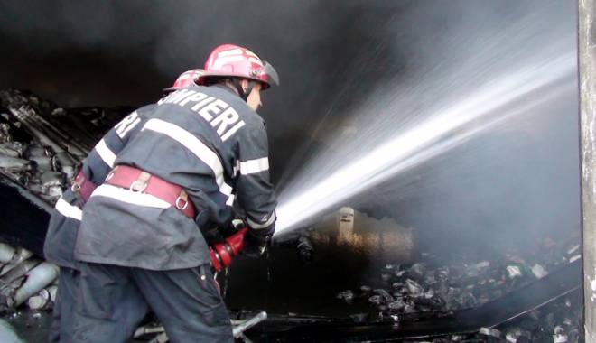 Incendiu la o navă militară din Șantierul Naval Midia - incendiunava-1430931074.jpg