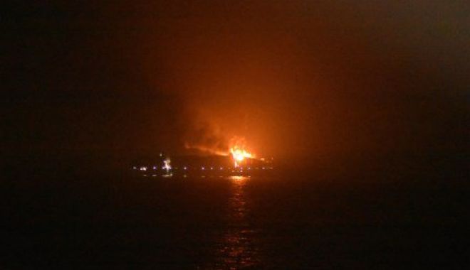 EXPLOZIE PE UN VAPOR DANEZ, UNDE ESTE ANGAJAT ȘI UN MARINAR ROMÂN! Patru persoane date dispărute, nava abandonată - incendiunava-1520437854.jpg