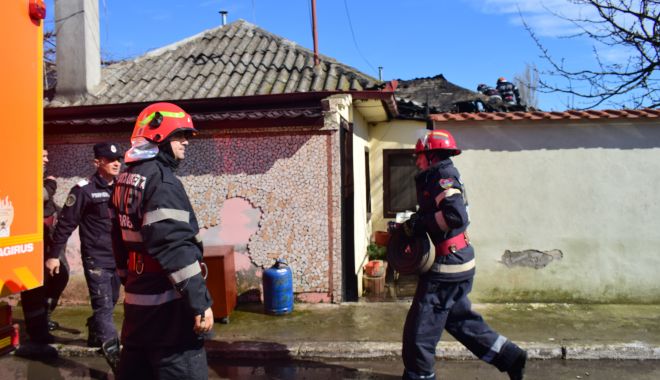 Casă făcută scrum! Pompierii s-au luptat patru ore cu flăcările! - incendiunavodari-1576268641.jpg