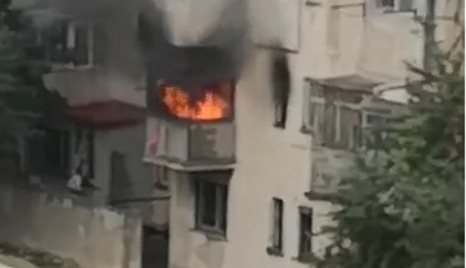 Incendiu violent la Năvodari! Două persoane intoxicate cu fum și o garsonieră distrusă - incendiunavodari1-1569339186.jpg