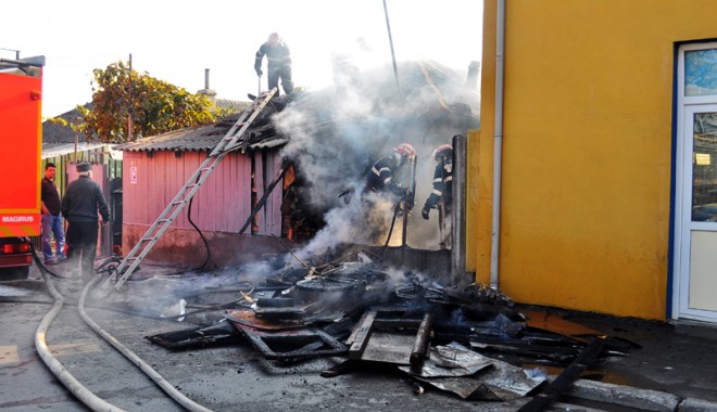Incendiu la o casă din zona Halta Traian. Vezi imagini de la intervenție - incendiunicoalefilimon39-1319992767.jpg
