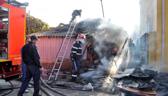 Incendiu la o casă din zona Halta Traian. Vezi imagini de la intervenție - incendiunicoalefilimon52-1319992968.jpg